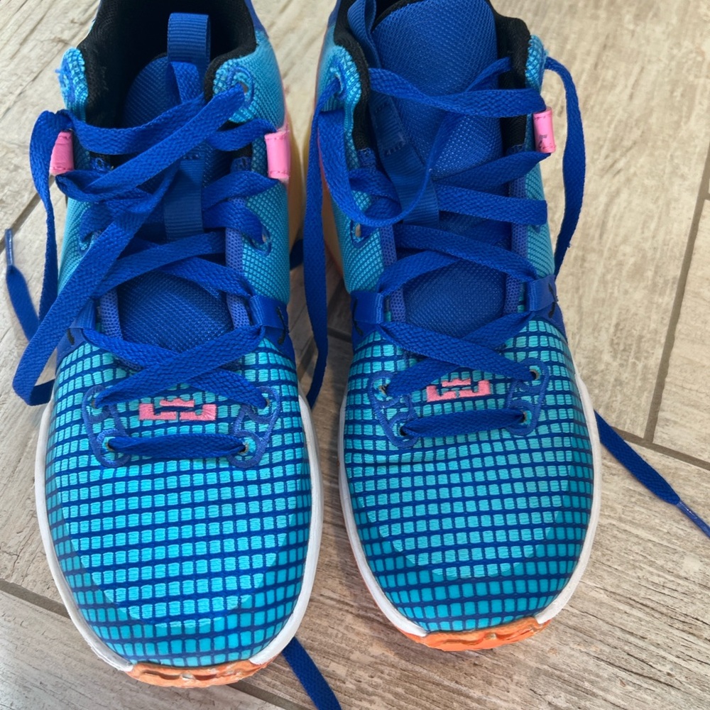 Kids LeBron Nike witness 7 Blue and Pink basketball Shoes - Picture 8 of 8